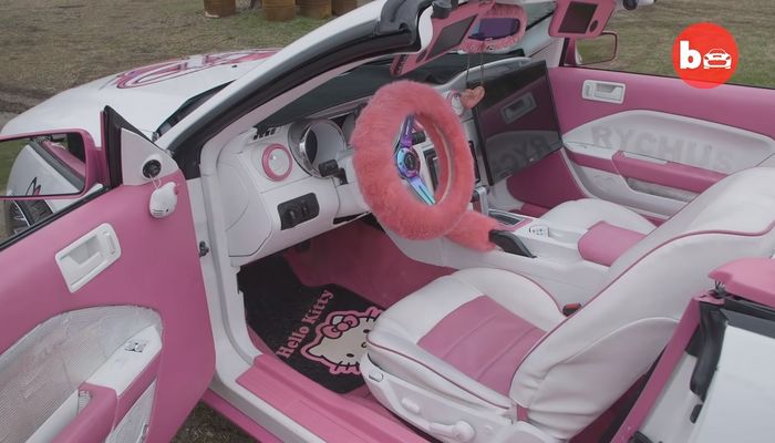 Tampilan kabin Ford Mustang juga bertema Hello Kitty