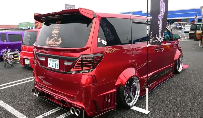 Tampilan belakang Toyota Vellfire berbodi gambot