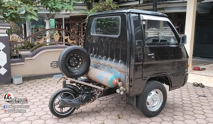 Tampilan belakang kawin silang pikap Mitsubishi L300 dan Honda BeAt