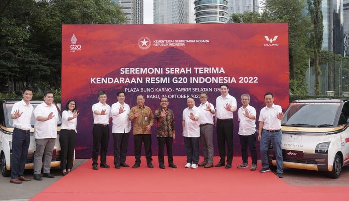 Seremoni serah terima unit Wuling Air ev untuk gelaran KTT G20.