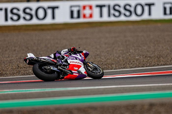 Johann Zarco balapan di SIrkuit Mandalika dengan holeshot menyala terus