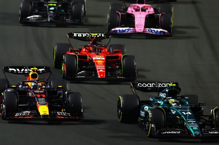 Fernando Alonso (kanan) menyalip Sergio Perez di tikungan pertama setelah start F1 Arab Saudi 2023