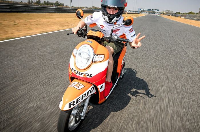 Marc Marquez santai banget, ngebut pakai Scoopy cuma pakai celana pendek