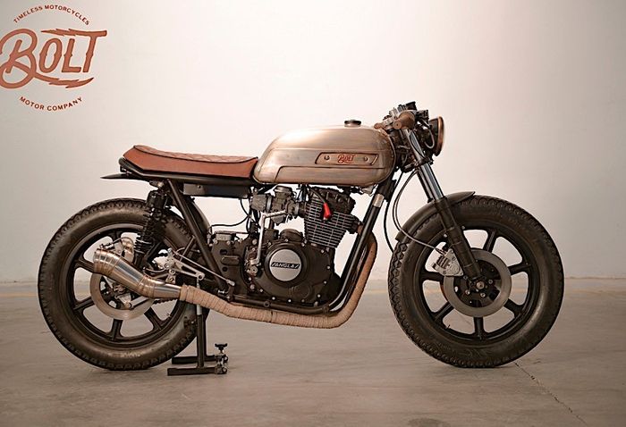 Tangki dan jok asli Sanglas 400Y sudah ditanggalkan