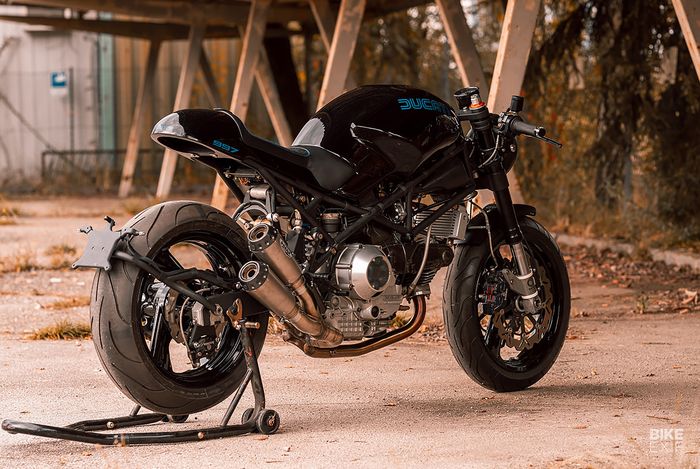 Ducati Monster 900 cafe racer yang keren 