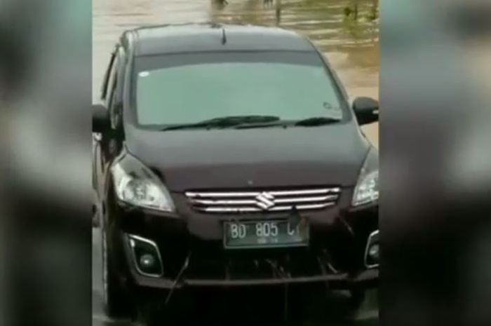 Suzuki Ertiga melibas banjir setinggi kap mesin