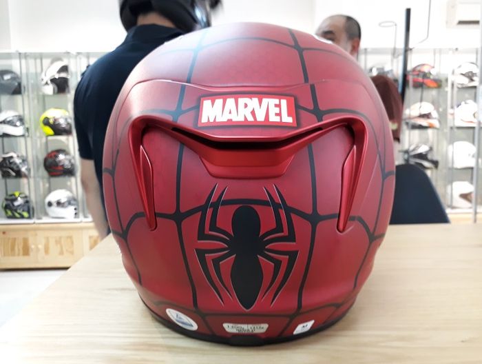 Helm HJC versi Spiderman tampak dari belakang