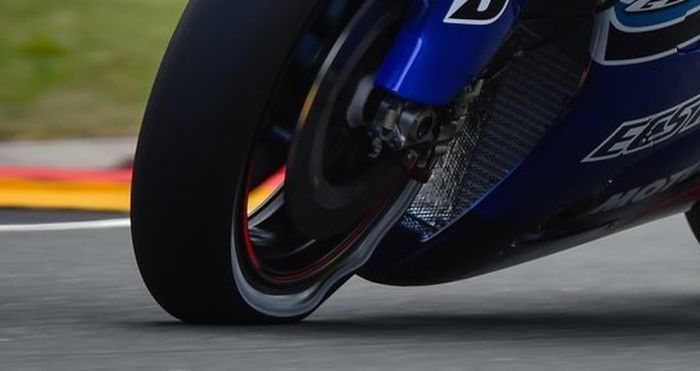 Deformasi pada ban dalam kondisi ekstrim