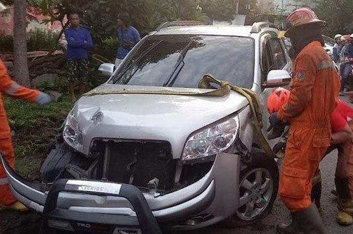 Daihatsu Terios dikemudikan polisi teler hajar taman, bumper sampai rontok