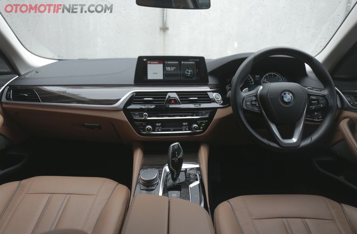 Interior BMW 530i Luxury Line mirip dengan seri 7