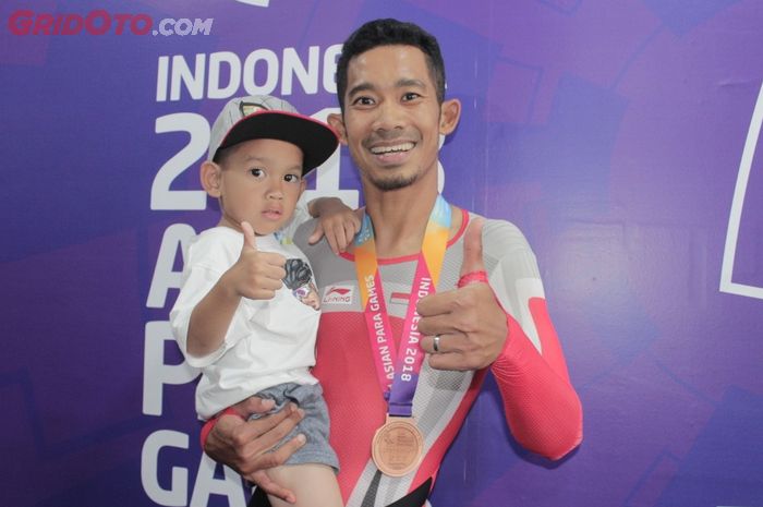 M Fadli bersama putranya di ajang Asian Para Games 2018