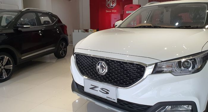 MG ZS yang dipajang oleh salah satu dealer MG Motor di Indonesia.