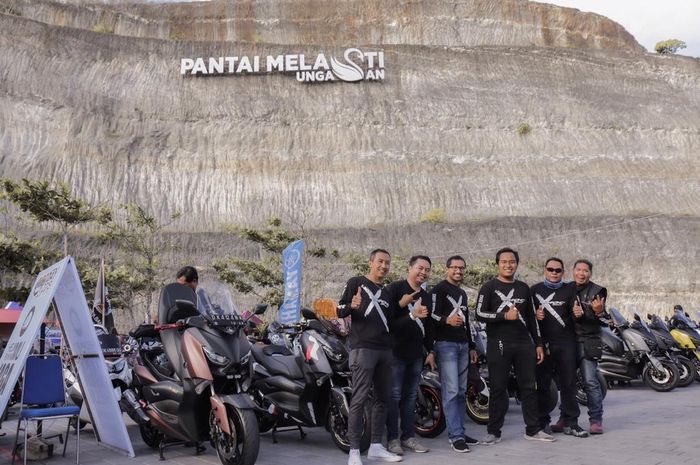 Para bikers berfoto bersama di depan tebing Pantai Melasti
