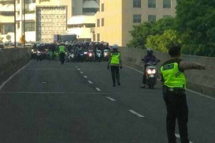 Pengendara motor masih nekat lewat JLNT Kasablanka.