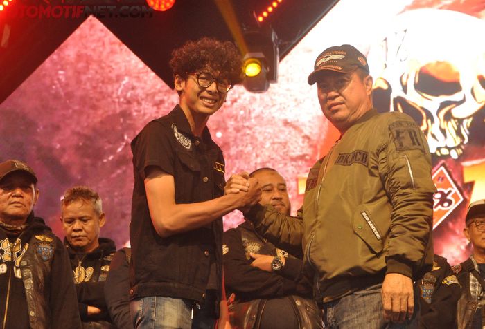 Penyematan Jabang Tutuka dari perwakilan member Harley Club Bandoeng di event ulang tahun ke 34 Bikers Brotherhood 1% MC Indonesia 