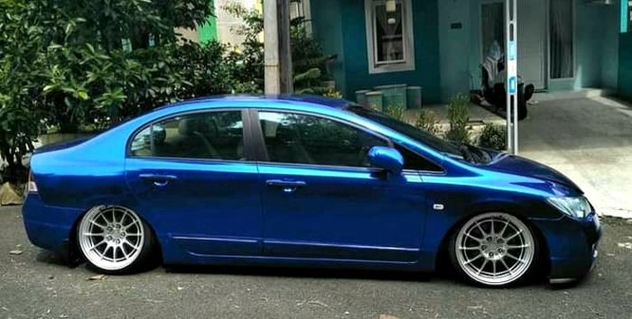 Kaki-kaki Honda Civic FD kandas dengan air suspension 2 titik dan pelek Enkei Spyder