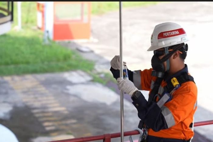 Pengecekan spesifikasi BBM dari truk tangki sebelum dibongkar ke tangki pendam SPBU.