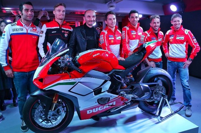 CEO Ducati, Claudio Domenicali (kaos hitam) di antara pembalap Ducati saat peluncuran Panigale V4