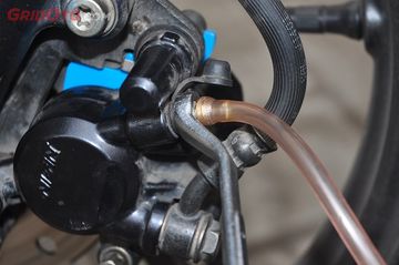Cara Simpel Agar Tumpahan Minyak Rem Tidak Berbekas Di Bodi Motor