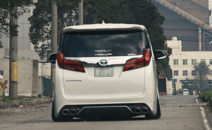 Tampilan belakang modifikasi Toyota Alphard berjubah Aimgain