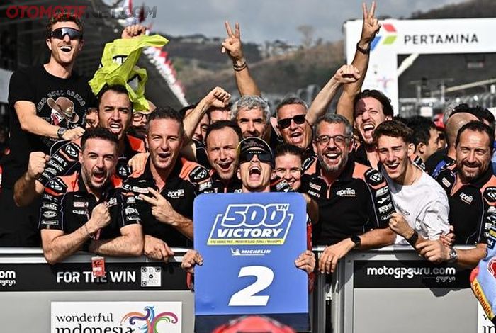 Kemenangan Maverick Vinales dirayakan oleh semua tim Aprilia Racing Factory Team