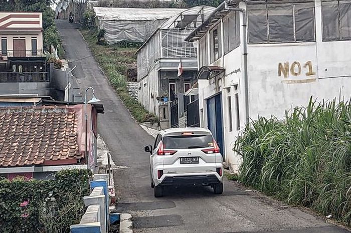 Pada mobil matik punya fitur yang membantu lewat tanjakan.