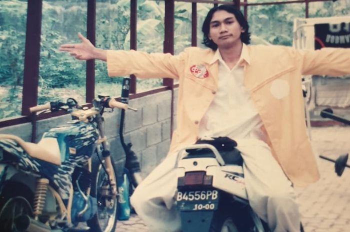 Anji ternyata pernah jadi anak motor hingga berpose di atas Honda NSR 150R.