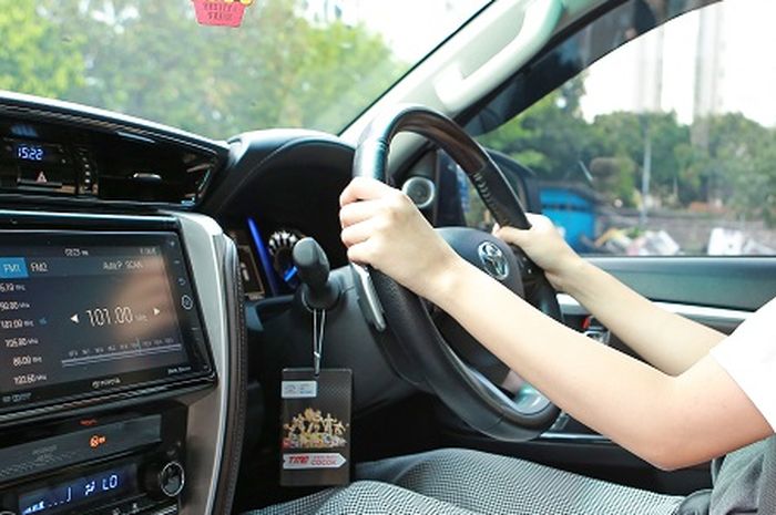 Posisi tangan kekinian saat kemudikan mobil.