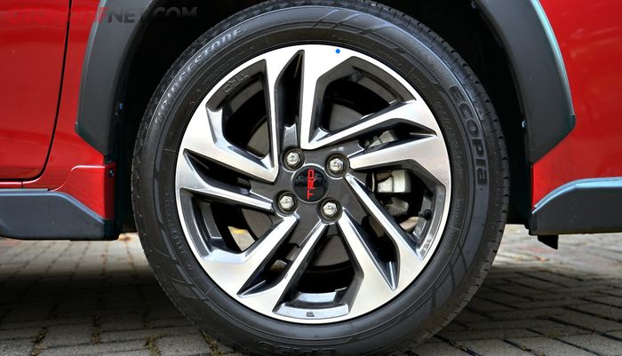 Toyota Yaris Heykers dijejalkan suspensi New TRD Sportivo yang memberi kontribusi tinggi 20 mm, serta ukuran ban lebih besar 195/55R16 serta pelek ring 16 inci