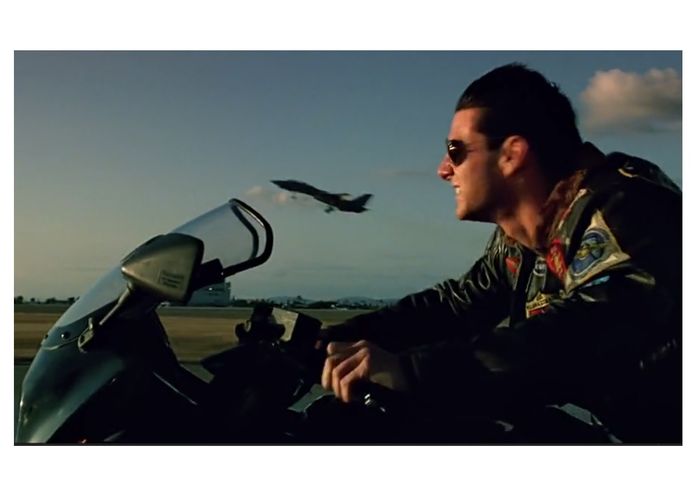 Scene saat Tom Cruise riding di samping pesawat tempur di film Top Gun 