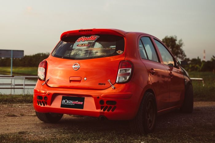 Modifikasi Nissan March racing asal Thailand ini juga simpan mesin dan kabin sangar