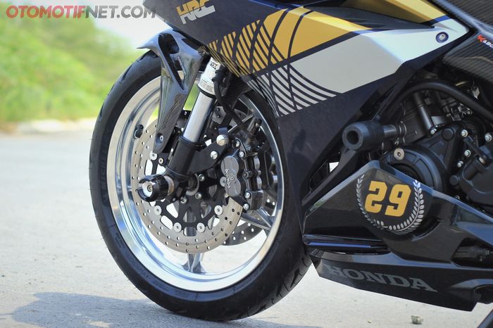 Pelek MV Agusta F4 menempel pada upside down Ducati 996 dengan meng-custom as roda