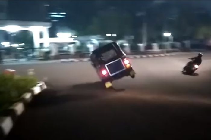 'Bajay racing' nih..Nikung angkat kaki