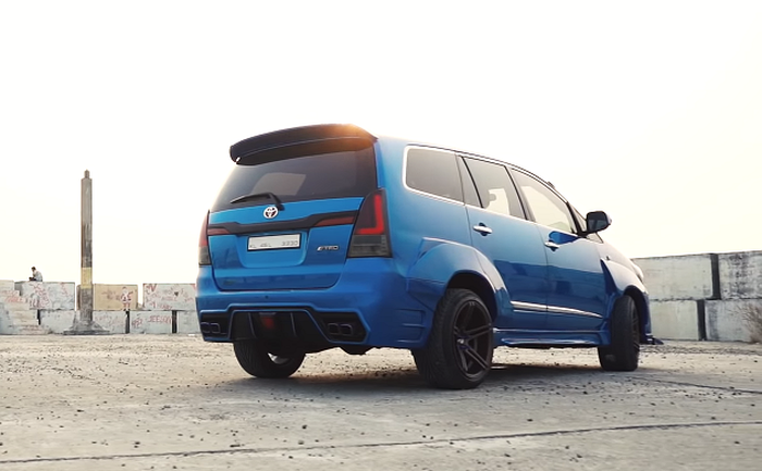 Tampilan depan modifikasi Toyota Kijang Innova berkelir biru