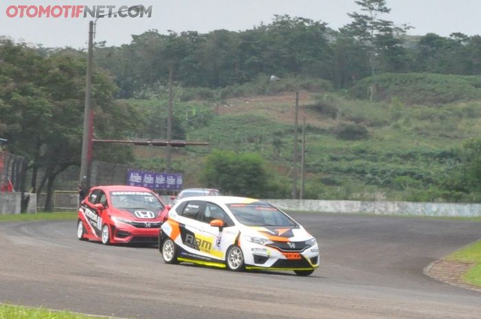 Avila Bahar (depan) mengalahkan bapaknya