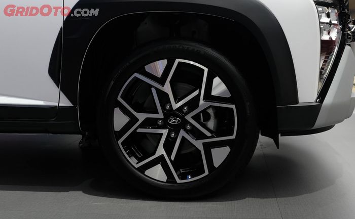 Desain pelek standard dari Hyundai Stargazer X