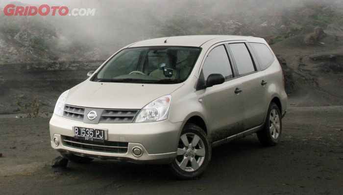 Mobil bekas Nissan Grand Livina