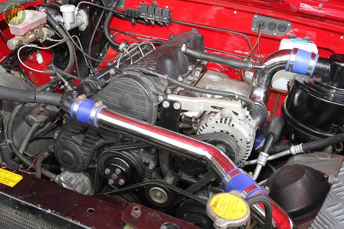 Mesin Land Rover County 90 ini sudah ditukar menggunakan mesin WL 4 silinder turbo diesel 2.5 copotan dari Ford Ranger. 