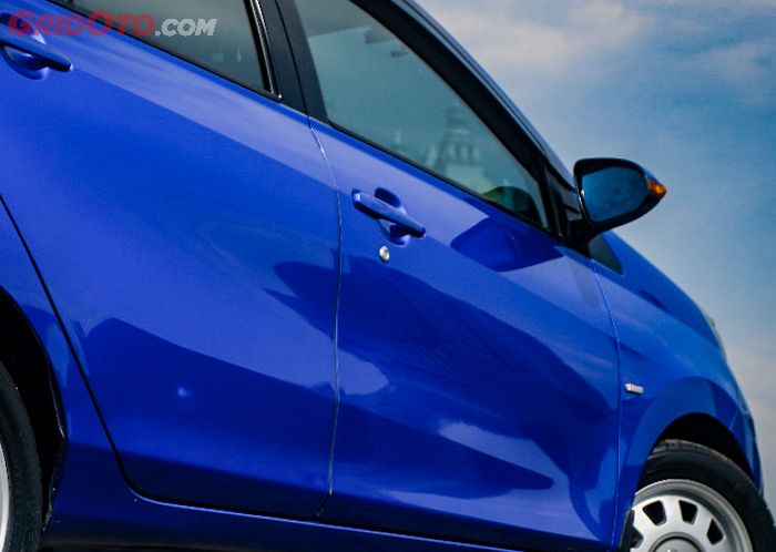 Daihatsu Sigra pasang blue mirror dari Toyota Camry