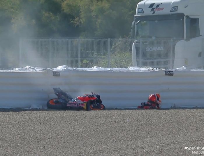 Marc Marquez jatuh saat memacu motornya dengan kecepatan hingga 180 km/jam memasuki Tikungan 7
