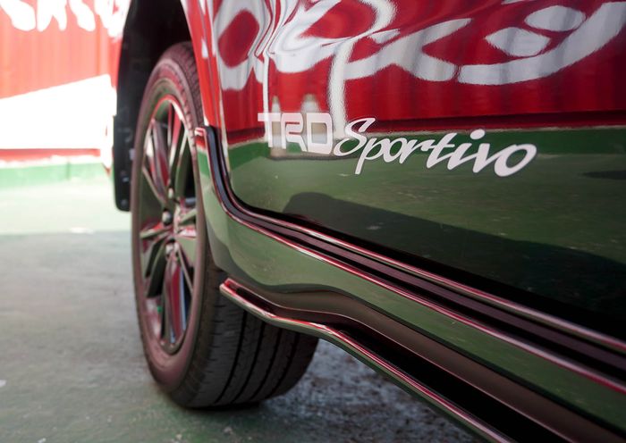 Pelek alloy 17 inci hitam, side skirts, dan decal TRD Sportivo jadi kelengkapan khusus