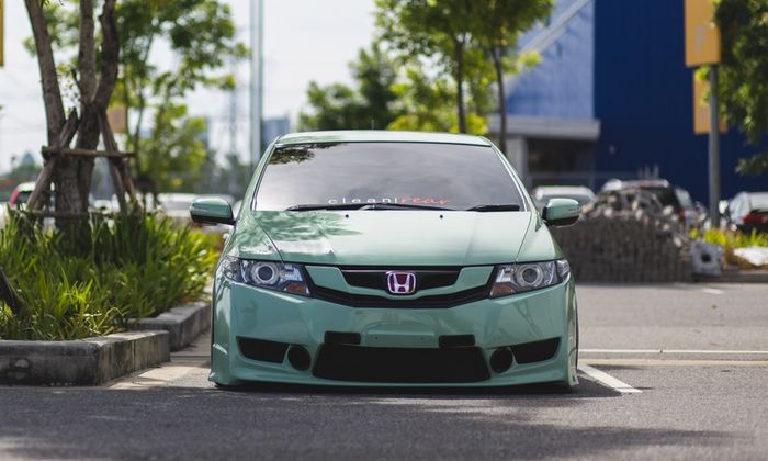 Honda City dilabur dengan warna kalem hijau pastel