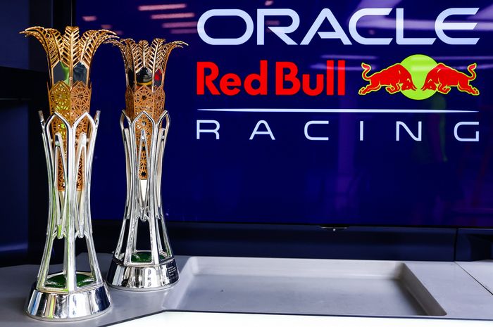 Tim Red Bull meraih kemenangan pertamanya di musim F1 2022 setelah Max Verstappen bertarung seru balap di F1 Arab Saudi