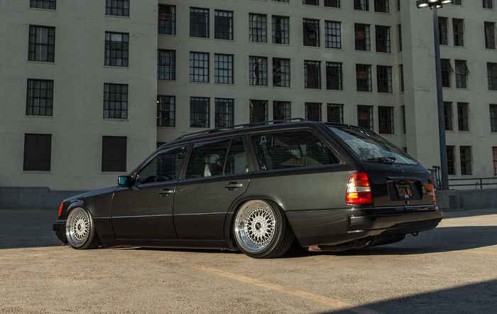 Mercedes-Benz E320 W124 pasang pelek model akar lansiran BBS