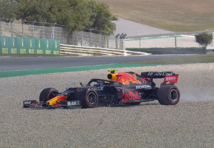 Kualifikasi Q1 tinggal 10 menit, Sergio Perez keluar tidak mampu mengendalikan mobilnya dan keluar lintasan di tikungan keempat