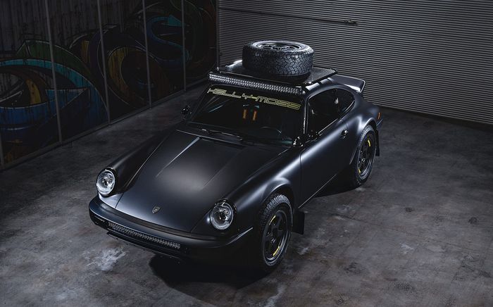 Roof rack yang mampu menyimpan roda cadangan berukuran besar