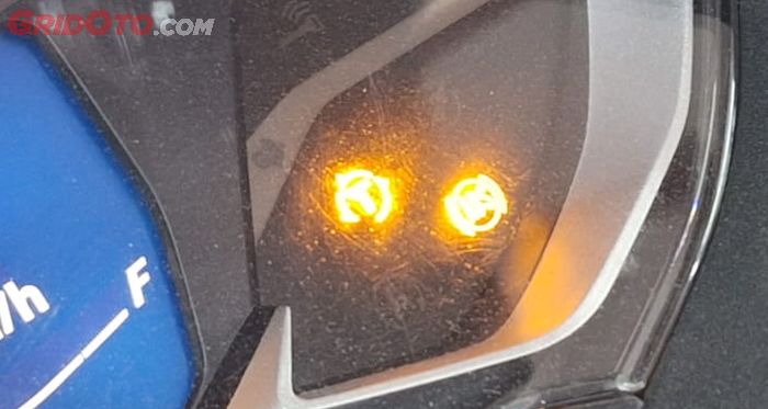 Logo HSTC (T) pada motor Honda 