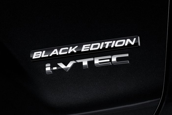 Emblem Black Edition melekat di pintu belakang