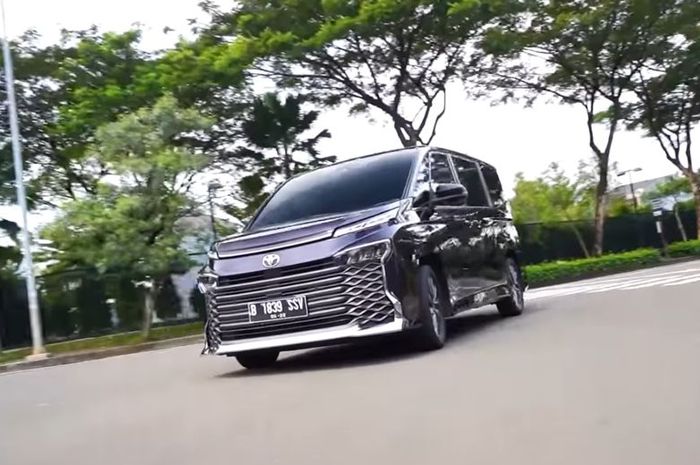 Inden Toyota Voxy terbaru mengular, hingga lebih dari enam bulan lamanya.