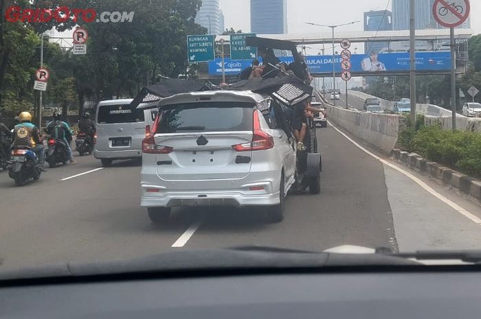 Suzuki Ertiga Facelift 2022 di Jalan Raya Casablanca, Jakarta Selatan (14/5)